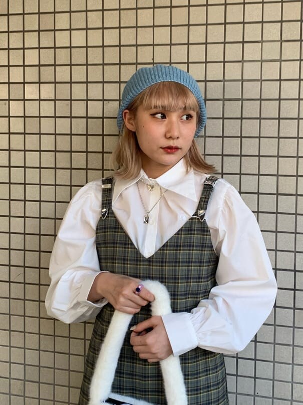 グレー系のワンピース、ホワイト系のシャツ/ブラウス、ホワイト系のハンドバッグを着用したレディースの秋コーディネートの4枚目の写真