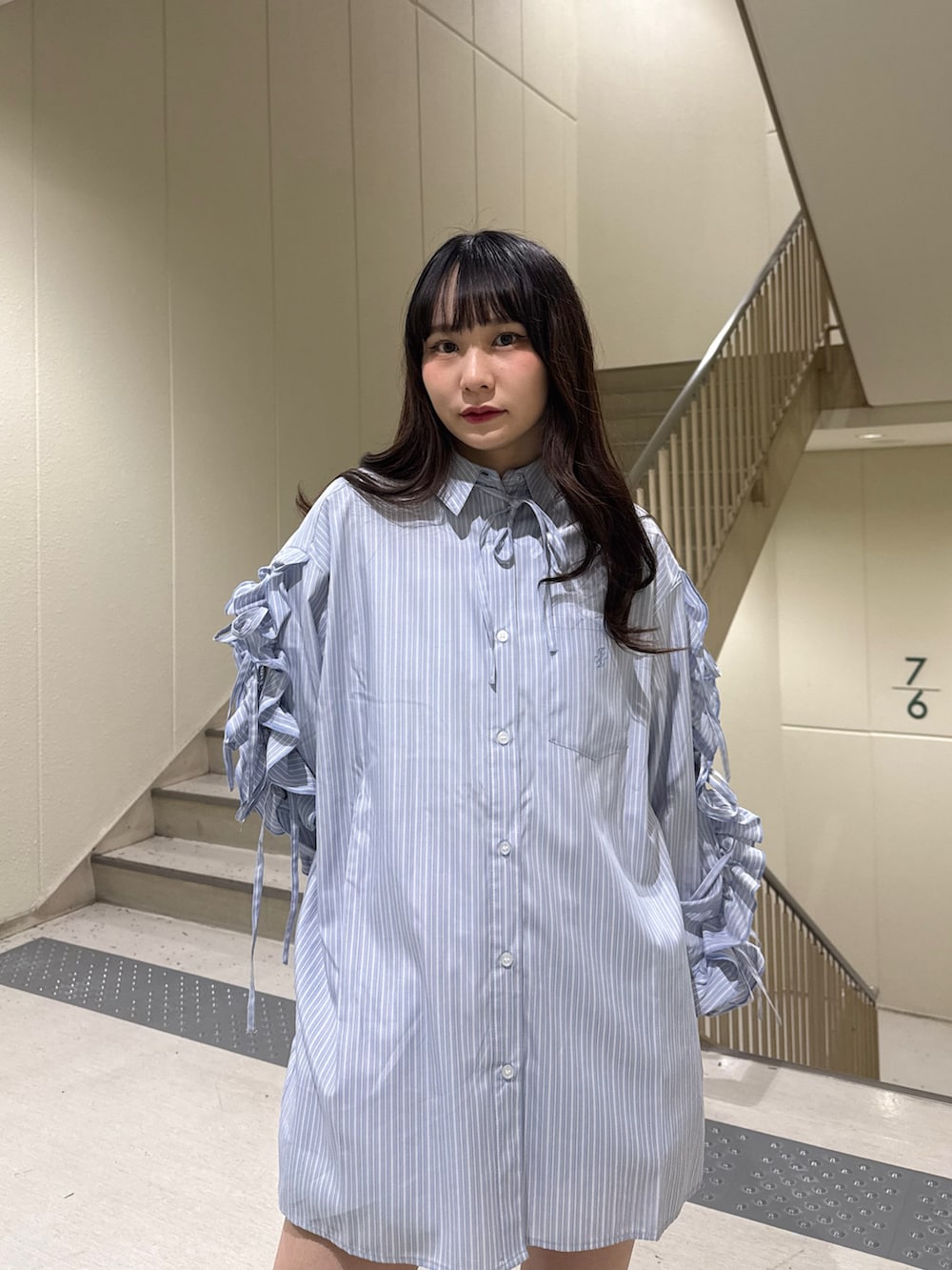 ブルー系のシャツ/ブラウス、ホワイト系のTシャツ/カットソー、ブルー系のブーツを着用したレディースの春コーディネートの8枚目の写真