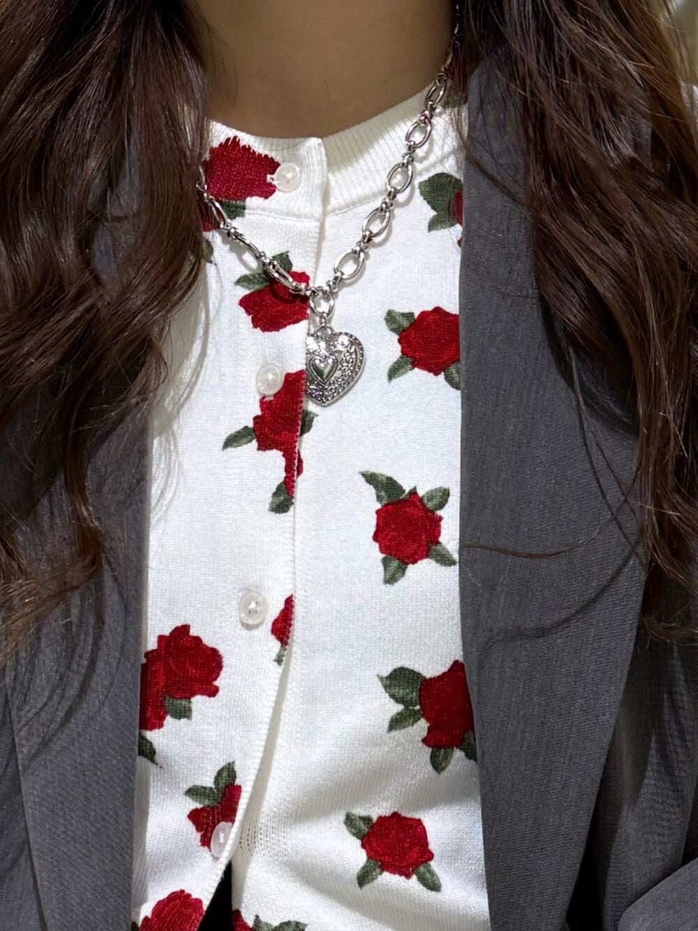 グレー系のスラックス、グレー系のテーラードジャケット、ホワイト系のカーディガン/ボレロを着用したレディースの冬コーディネートの9枚目の写真