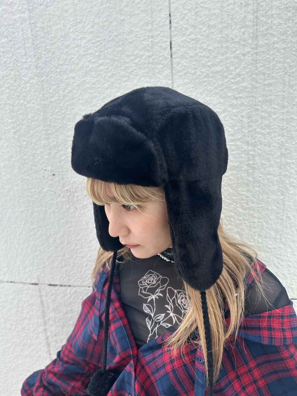 ブルー系のシャツ/ブラウス、ブラック系のTシャツ/カットソー、ブラック系のスカートを着用したレディースの冬コーディネートの5枚目の写真