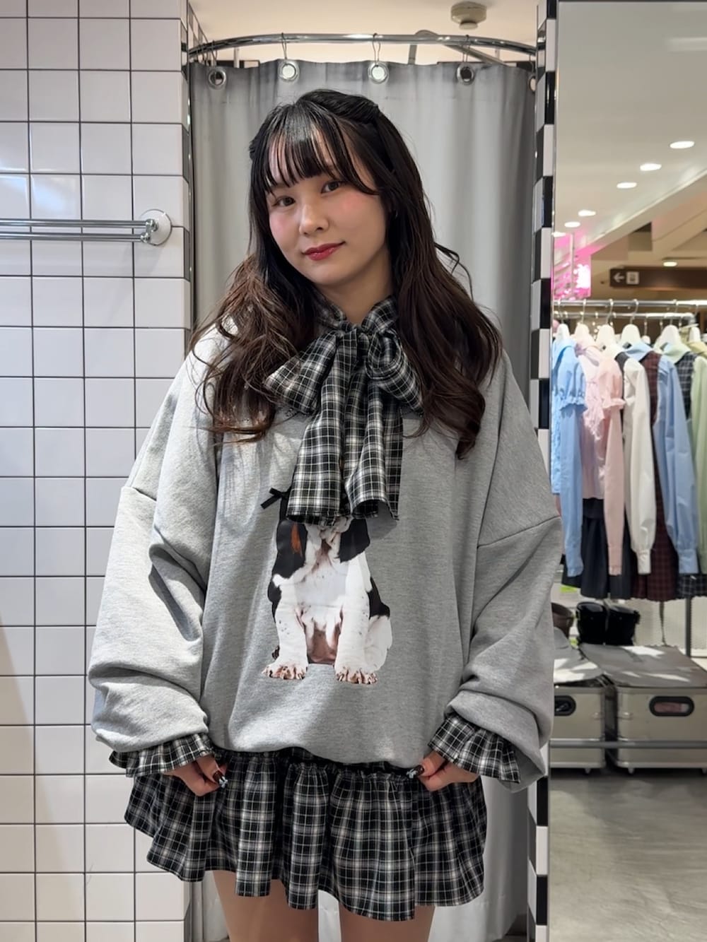 ブラック系のワンピース、グレー系のスウェット、ブラック系のローファーを着用したレディースの冬コーディネートの9枚目の写真