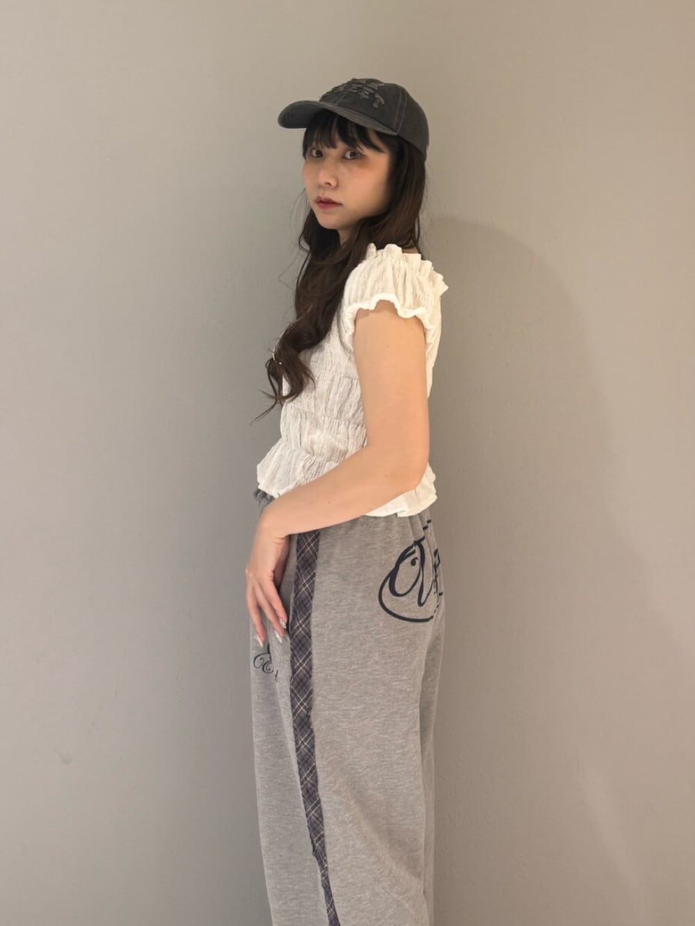 ブラック系のブーツ、ホワイト系のシャツ/ブラウス、グレー系のその他パンツを着用したレディースの夏コーディネートの6枚目の写真