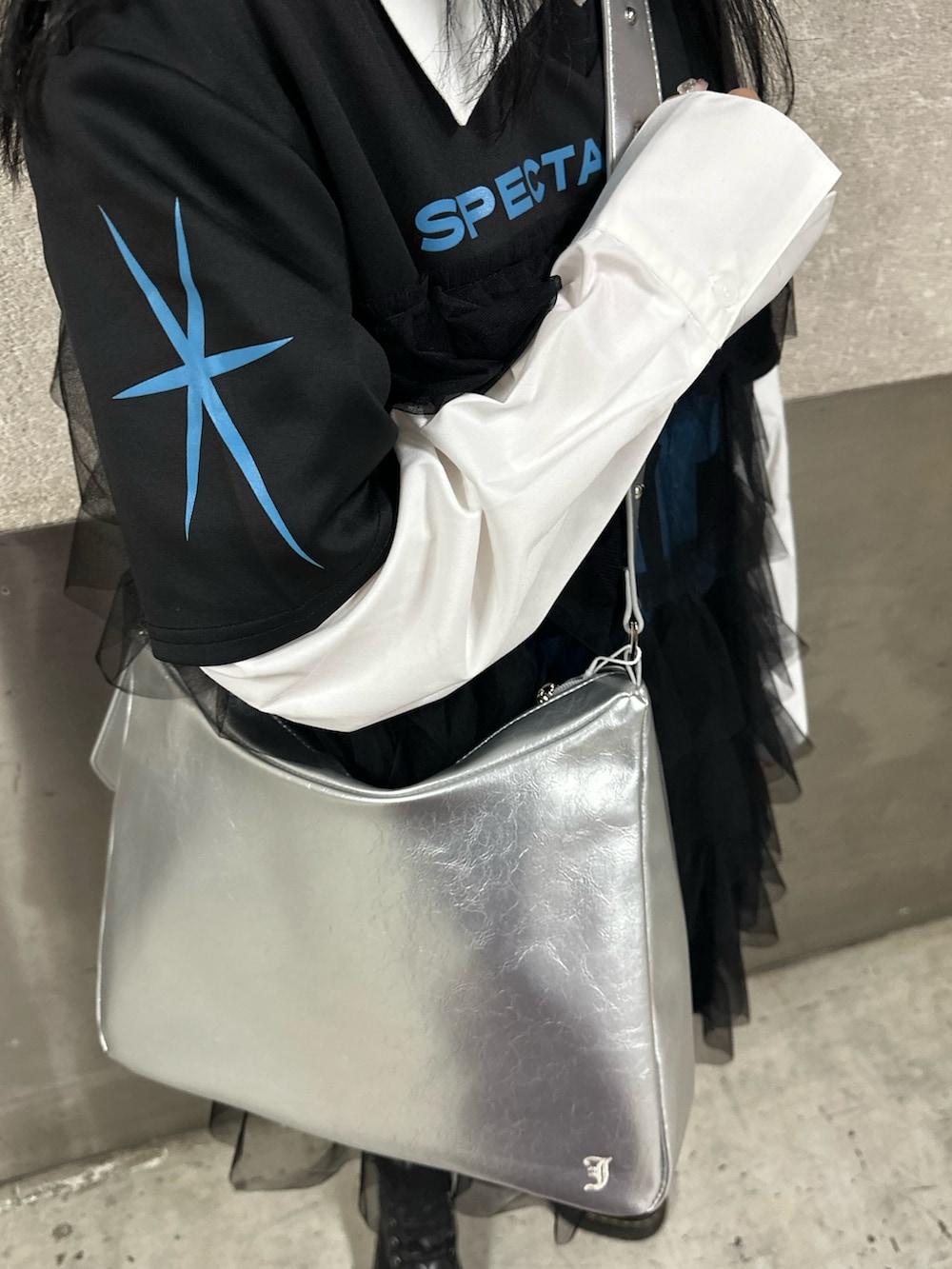 ブラック系のワンピース、ホワイト系のシャツ/ブラウス、シルバー系のショルダーバッグを着用したレディースの春コーディネートの6枚目の写真