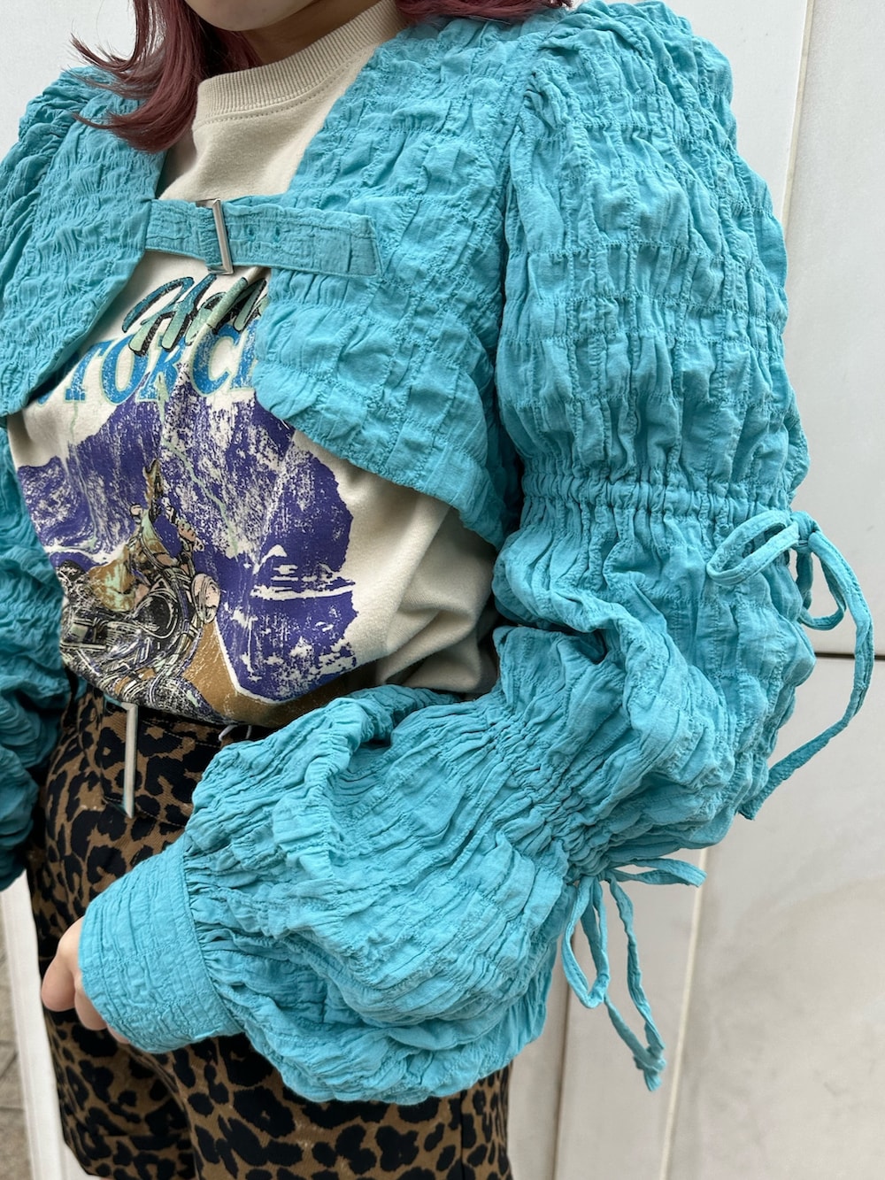 ブラウン系のその他パンツ、ホワイト系のショルダーバッグ、ブルー系のカーディガン/ボレロを着用したレディースの冬コーディネートの6枚目の写真