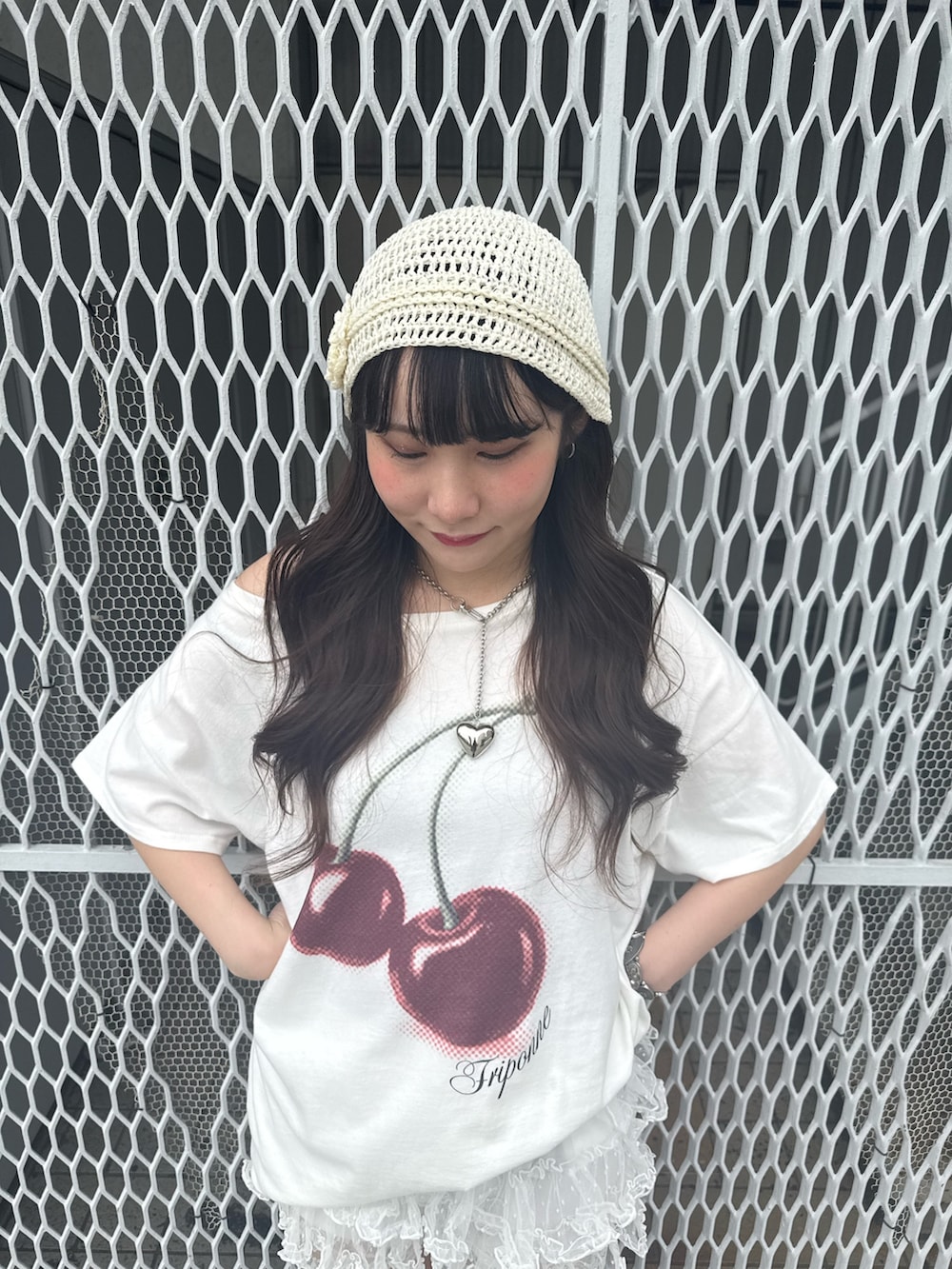 ブラック系のブーツ、ホワイト系のTシャツ/カットソー、ホワイト系のその他パンツを着用したレディースの夏コーディネートの5枚目の写真