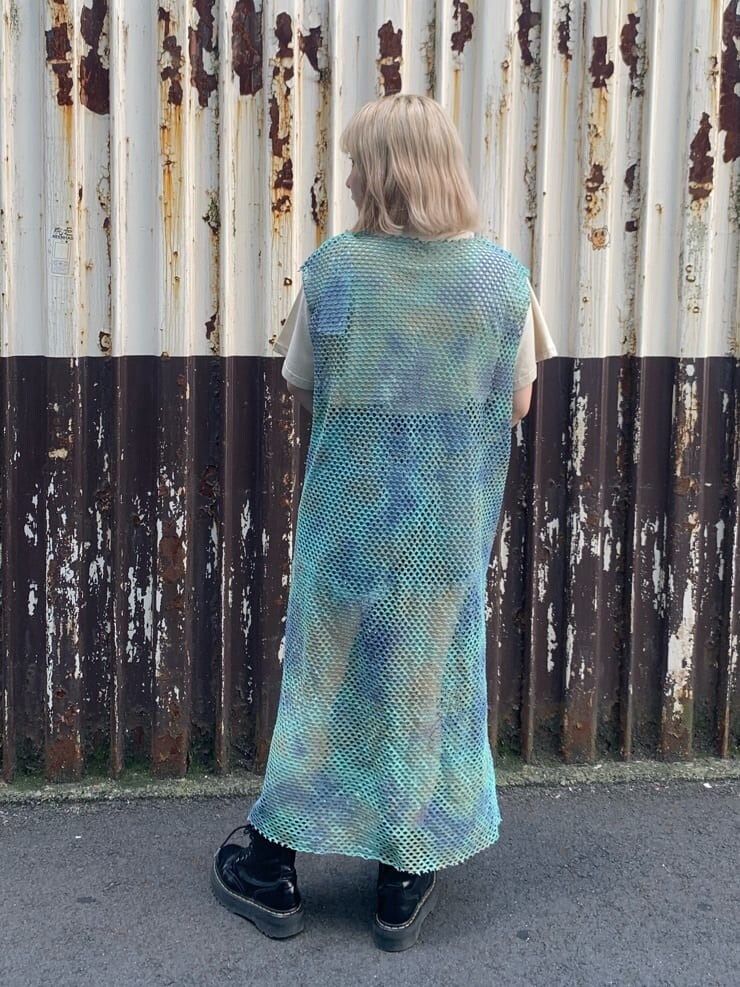 ブルー系のデニムパンツ、ホワイト系のTシャツ/カットソー、グリーン系のワンピースを着用したレディースの夏コーディネートの2枚目の写真