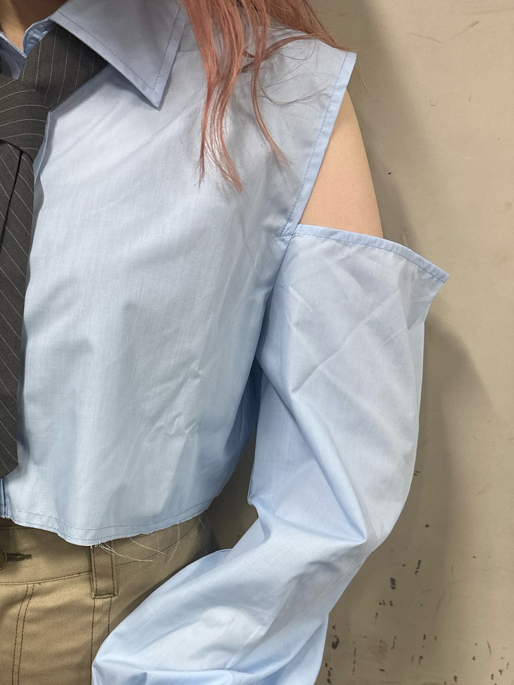 ブラック系のブーツ、ブルー系のシャツ/ブラウス、ベージュ系のその他パンツを着用したレディースの夏コーディネートの6枚目の写真