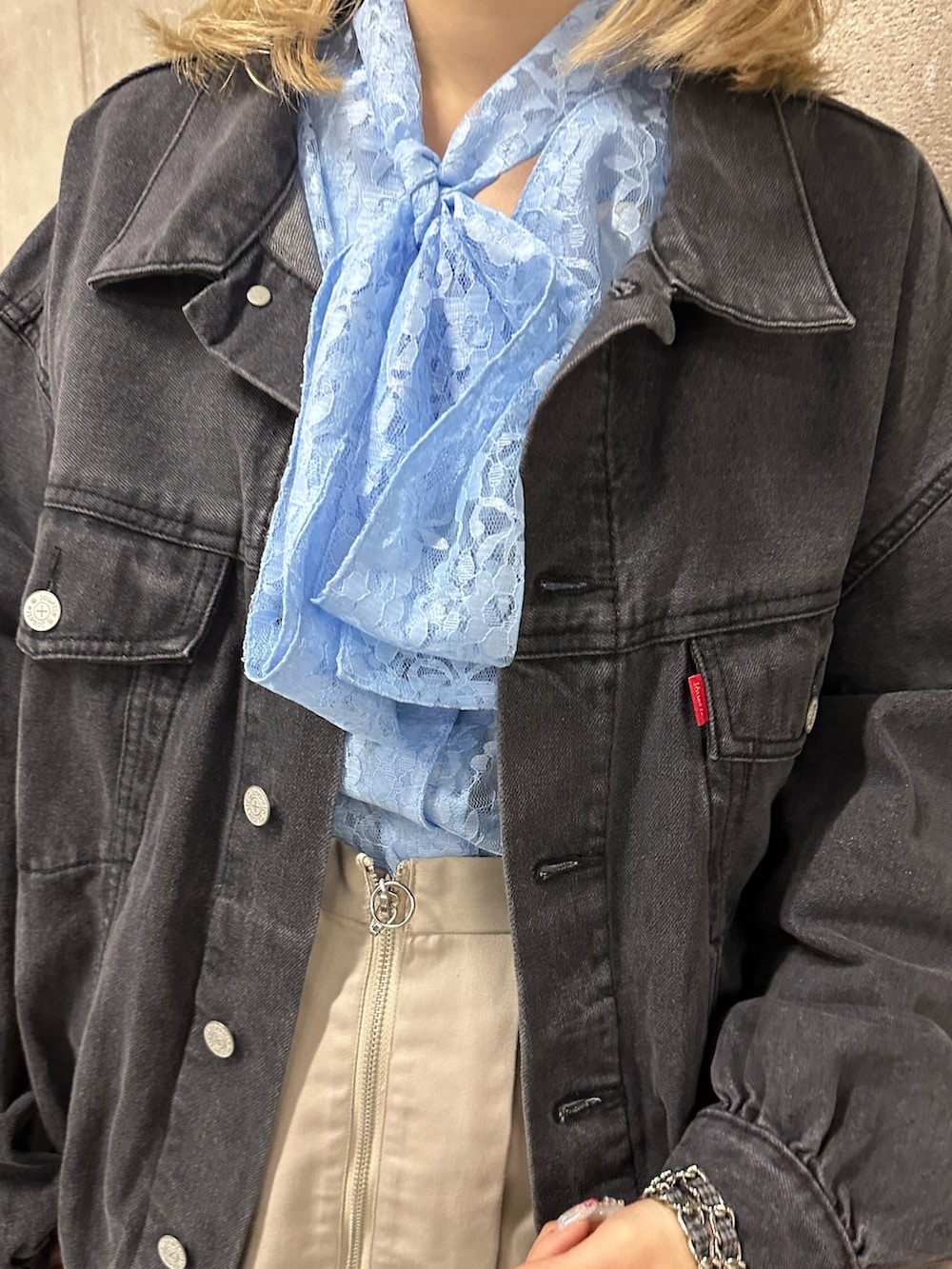 ブルー系のシャツ/ブラウス、ブラック系のデニムジャケット、ホワイト系のその他パンツを着用したレディースの冬コーディネートの6枚目の写真