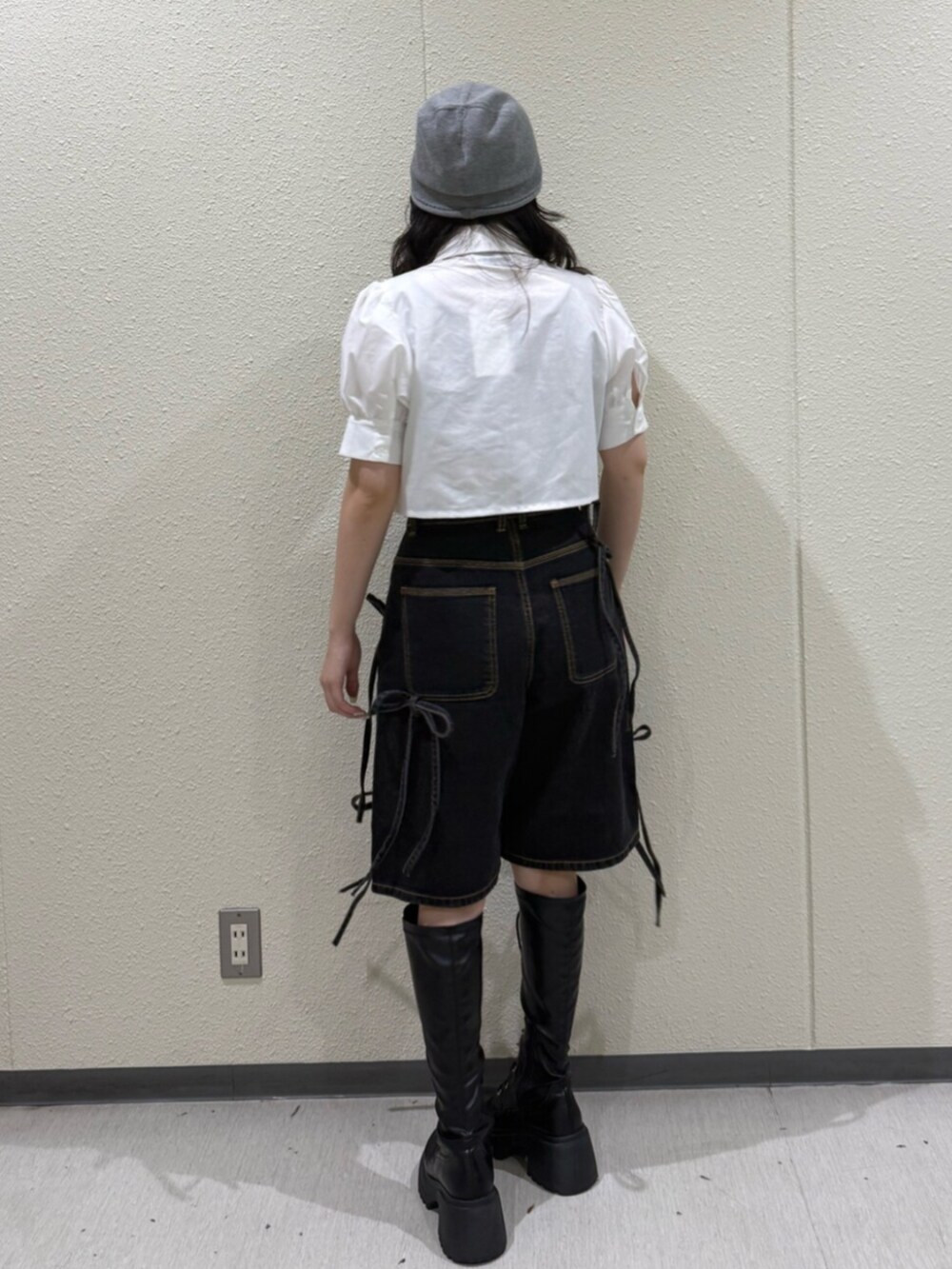 ブラック系のネクタイ、ホワイト系のシャツ/ブラウス、ブラック系のデニムパンツを着用したレディースの夏コーディネートの4枚目の写真