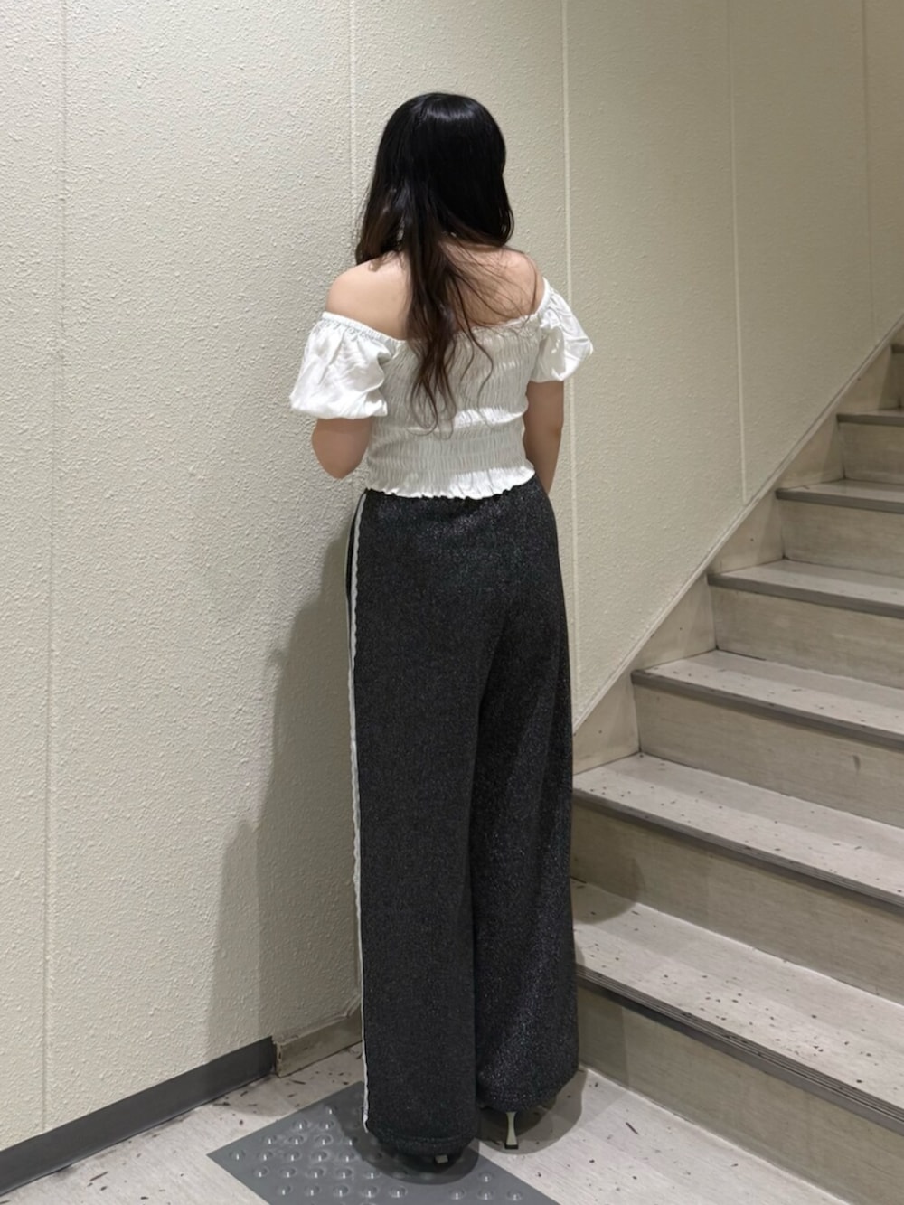 グリーン系のパンプス、ブラック系のその他パンツ、ホワイト系のシャツ/ブラウスを着用したレディースの夏コーディネートの3枚目の写真