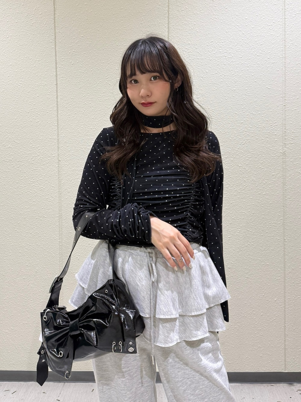 ブラック系のTシャツ/カットソー、グレー系のスウェットパンツ、ブラック系のショルダーバッグを着用したレディースの冬コーディネートの6枚目の写真