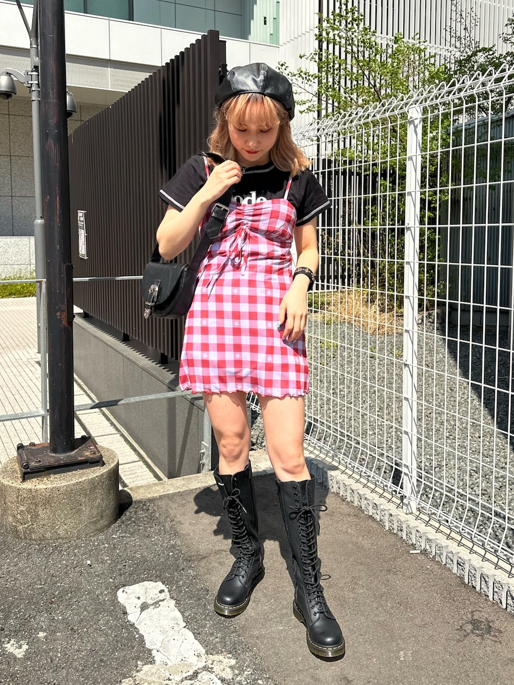 ブラック系のショルダーバッグ、ブラック系のブーツ、ブラック系のTシャツ/カットソーを着用したレディースの春コーディネートの3枚目の写真