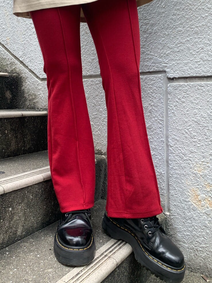 ブラック系のバックパック/リュック、ホワイト系のTシャツ/カットソー、ブラウン系のブルゾンを着用したレディースの秋コーディネートの5枚目の写真