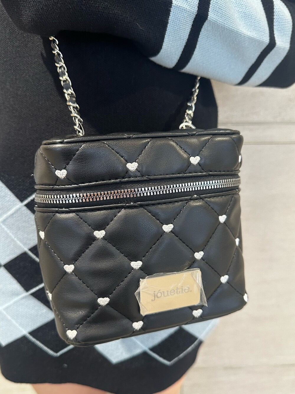 ブラック系のブーツ、ブラック系のワンピース、ブラック系のショルダーバッグを着用したレディースの秋コーディネートの8枚目の写真