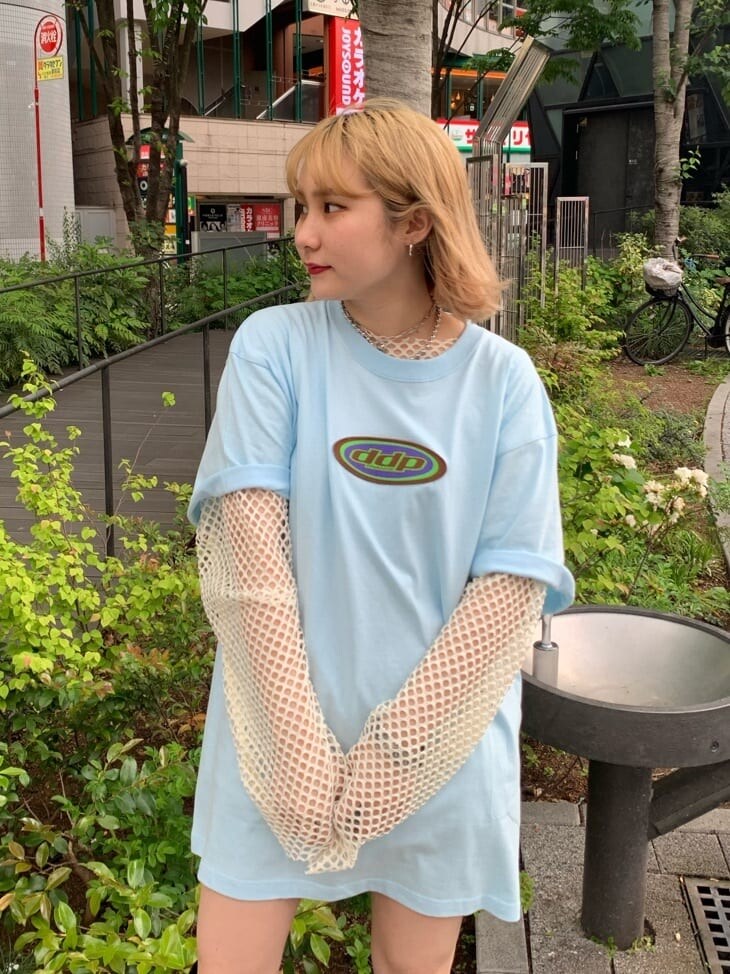 ブラック系のブーツ、ホワイト系のTシャツ/カットソー、ブルー系のTシャツ/カットソーを着用したレディースの春コーディネートの4枚目の写真