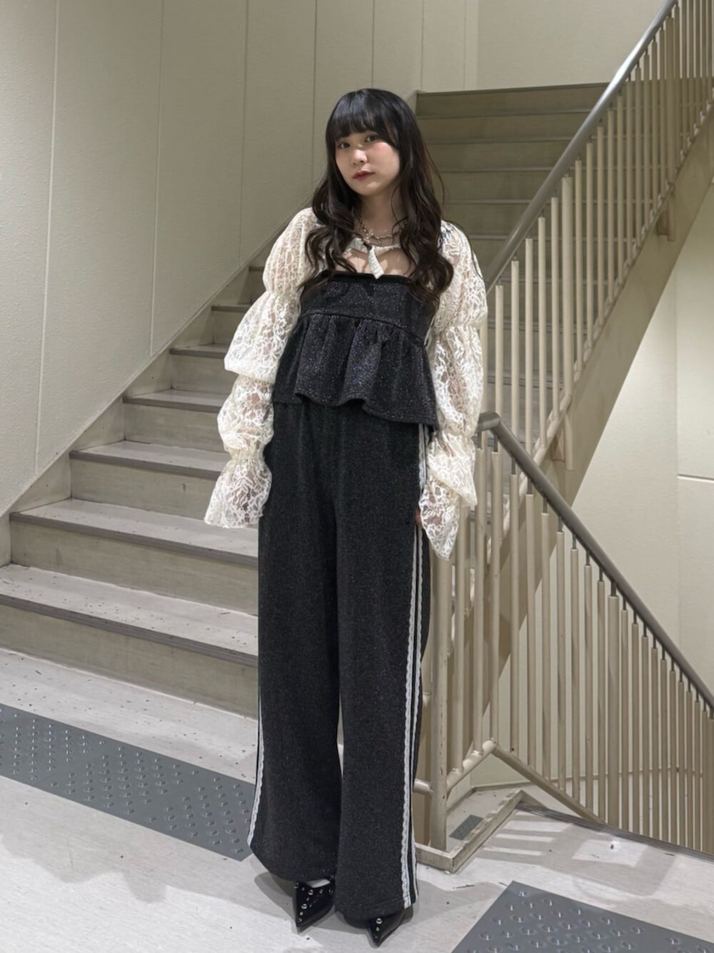 ブラック系のパンプス、ホワイト系のカーディガン/ボレロ、ブラック系のキャミソールを着用したレディースの春コーディネートの6枚目の写真