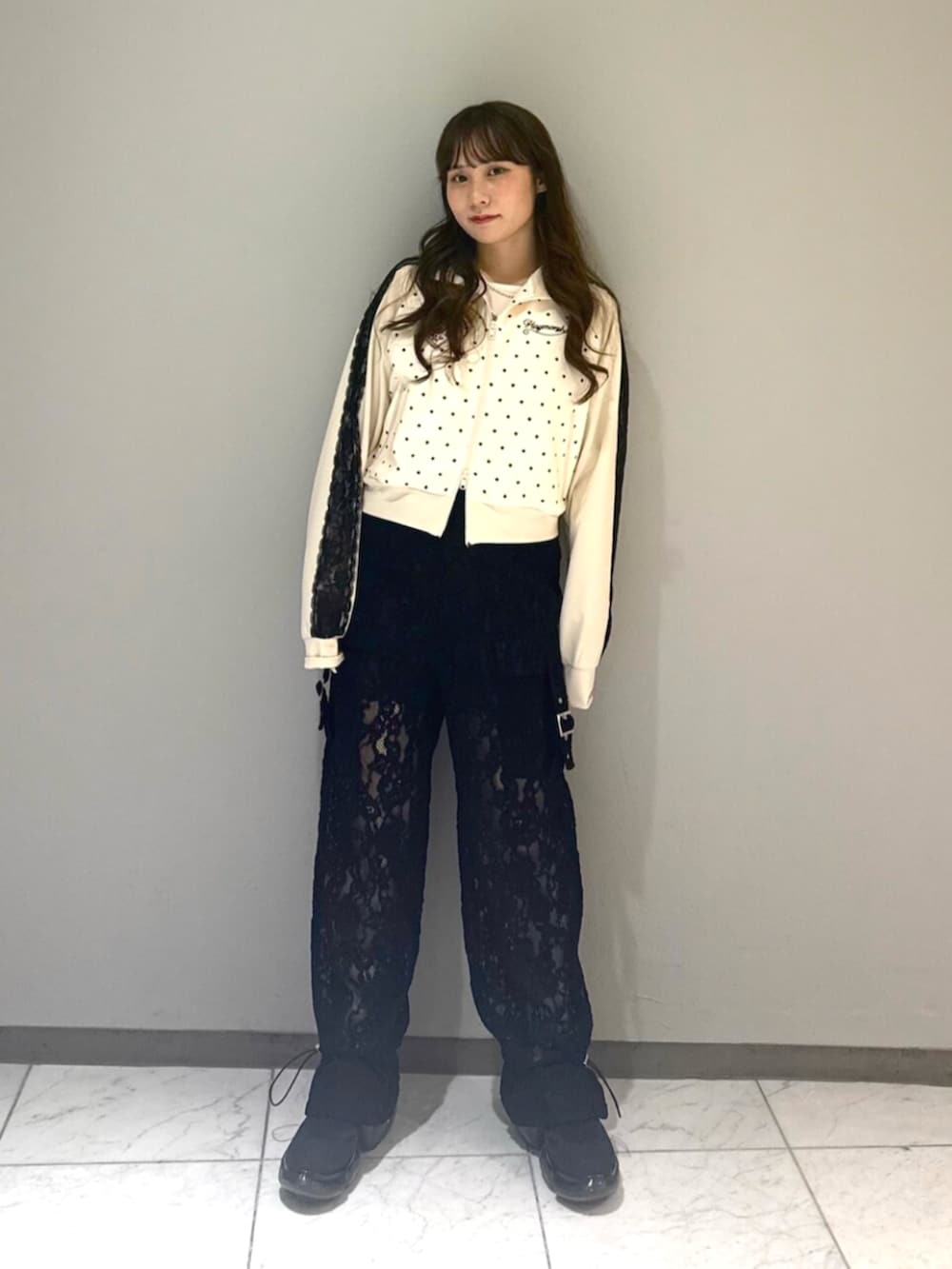 ホワイト系のTシャツ/カットソー、ブラック系のその他パンツ、ホワイト系のピアス(両耳用)を着用したレディースの夏コーディネートの4枚目の写真