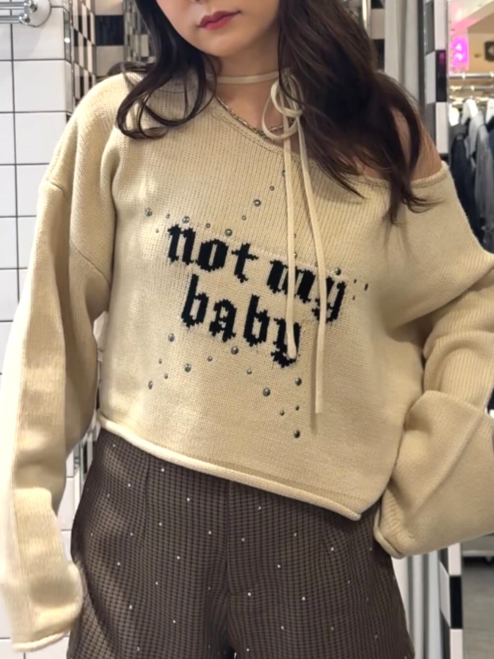 ブラウン系のその他パンツ、ブラック系のブーツ、ホワイト系のニット/セーターを着用したレディースの秋コーディネートの6枚目の写真