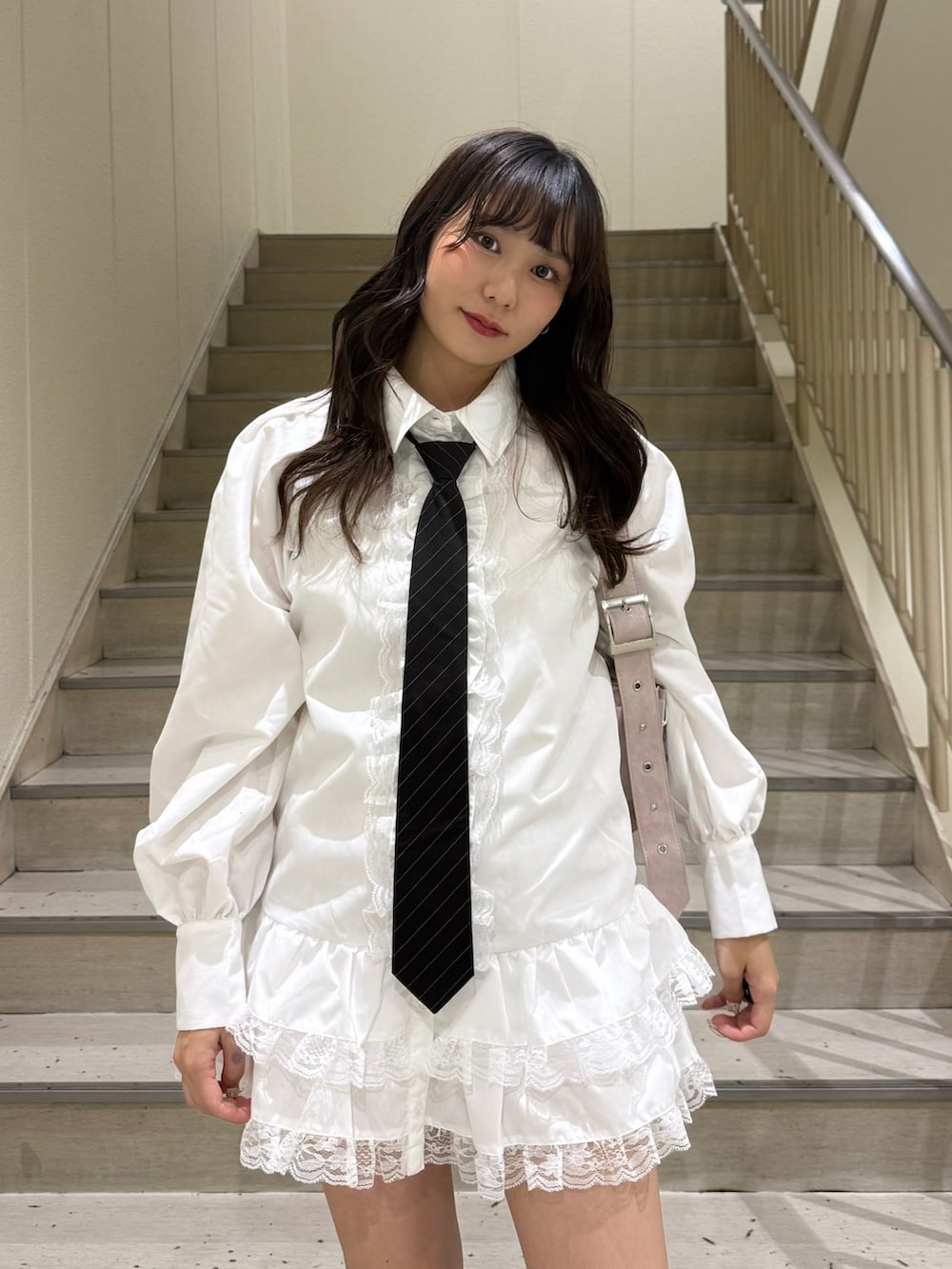 ホワイト系のシャツ/ブラウス、ブラック系のブーツ、ブラック系のネクタイを着用したレディースの秋コーディネートの5枚目の写真