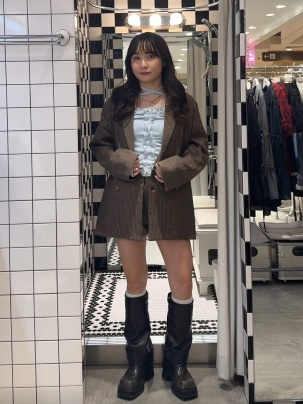 ブラウン系のテーラードジャケット、ブラウン系のその他パンツ、ブルー系のニット/セーターを着用したレディースの秋コーディネートの5枚目の写真