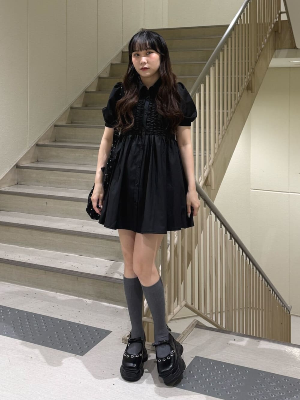 ブラック系のパンプス、ブラック系のワンピース、その他のトートバッグを着用したレディースの夏コーディネートの4枚目の写真