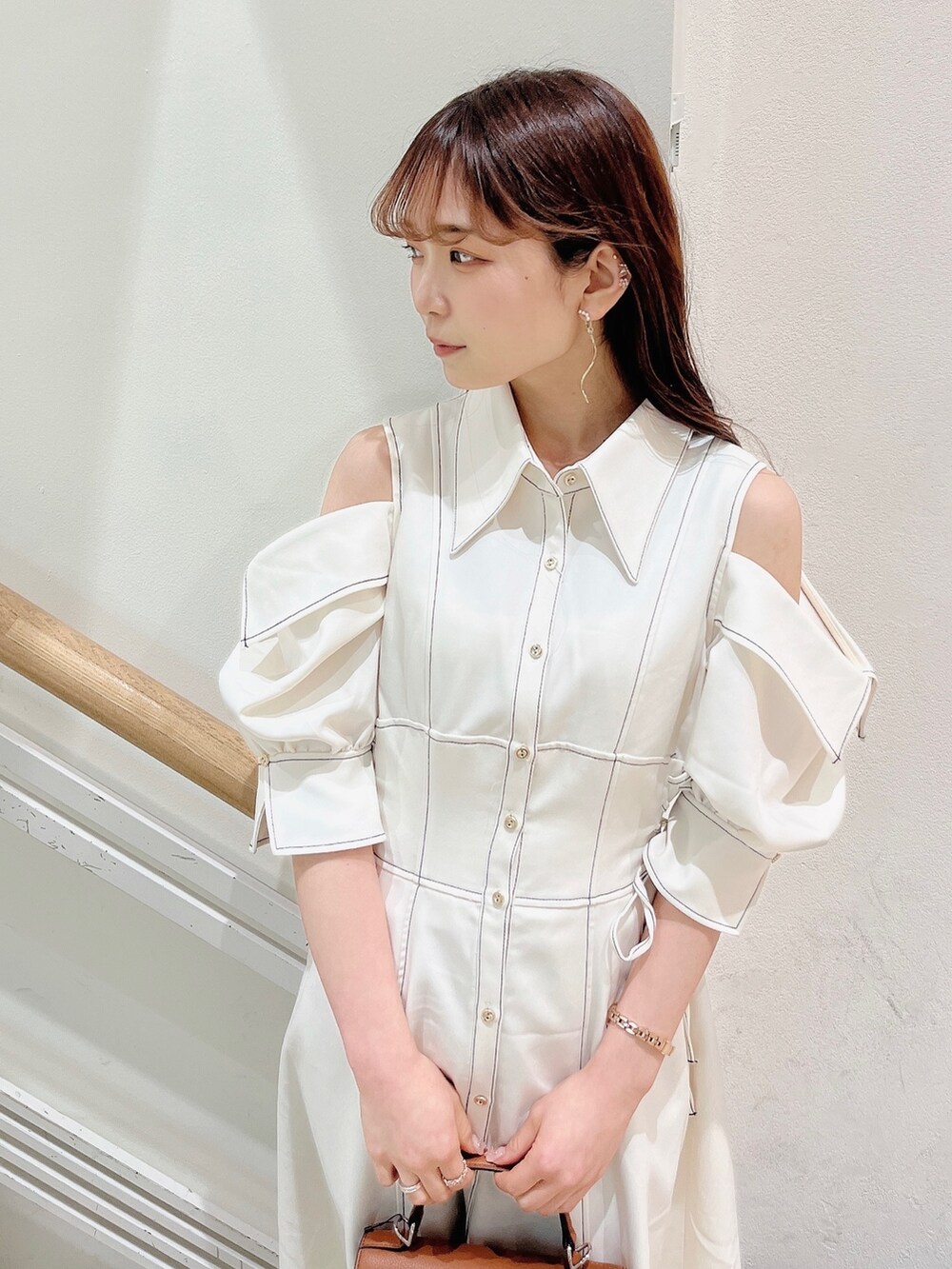 ホワイト系のワンピース、ホワイト系のパンプスを着用したレディースの冬コーディネートの7枚目の写真