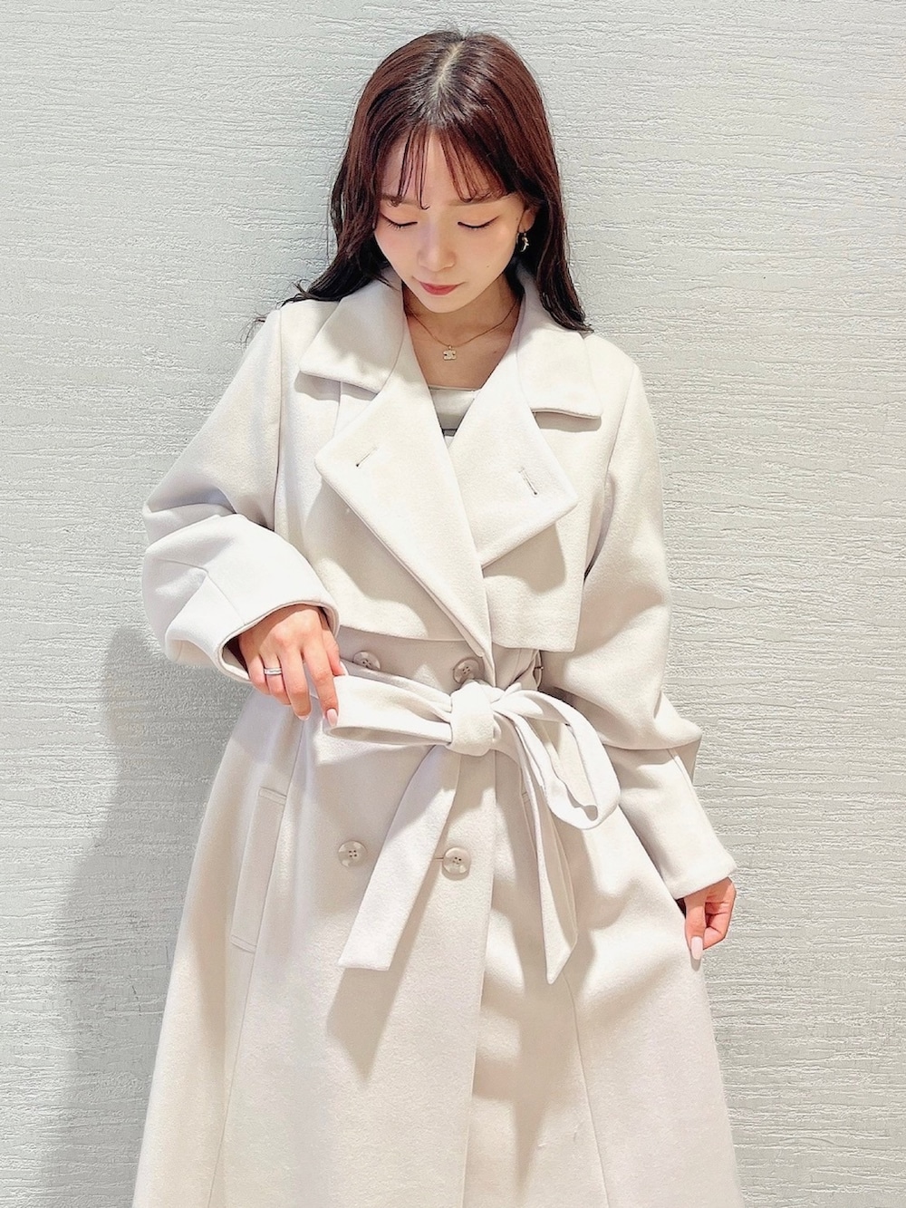 ホワイト系のその他アウターを着用したレディースの夏コーディネートの8枚目の写真