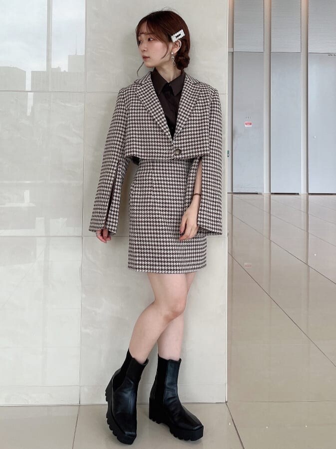 ブラウン系のシャツ/ブラウス、ブラウン系のその他アウター、ブラウン系のスカートを着用したレディースの秋コーディネートの2枚目の写真