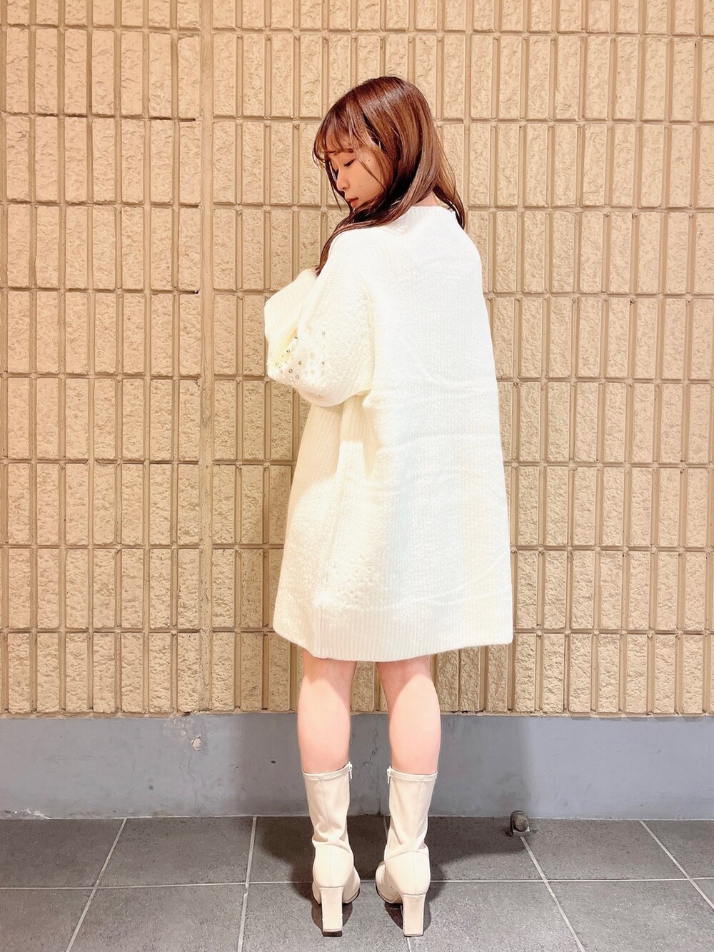 ホワイト系のワンピース、ホワイト系のブーツを着用したレディースの秋コーディネートの3枚目の写真