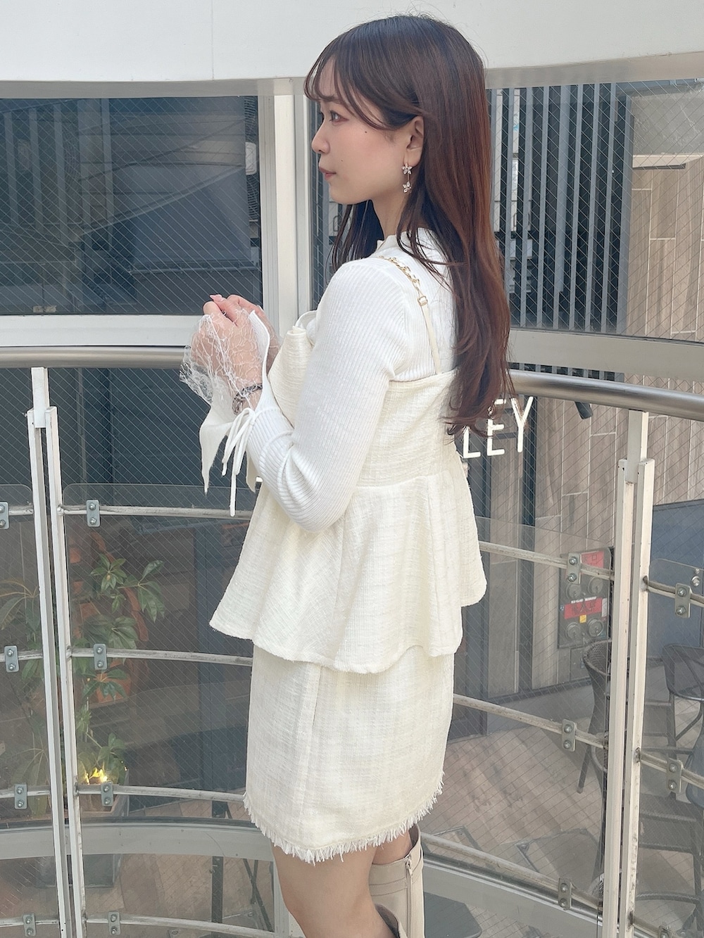 ホワイト系のニット/セーター、ホワイト系のタンクトップ、ホワイト系のスカートを着用したレディースの秋コーディネートの7枚目の写真