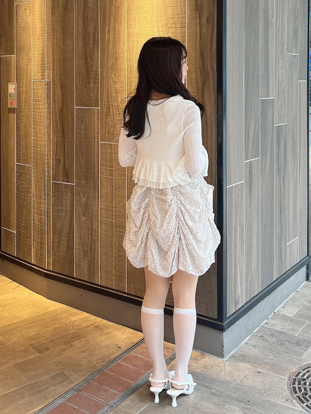 ホワイト系のカーディガン/ボレロ、ピンク系のワンピース、ホワイト系のパンプスを着用したレディースの春コーディネートの3枚目の写真