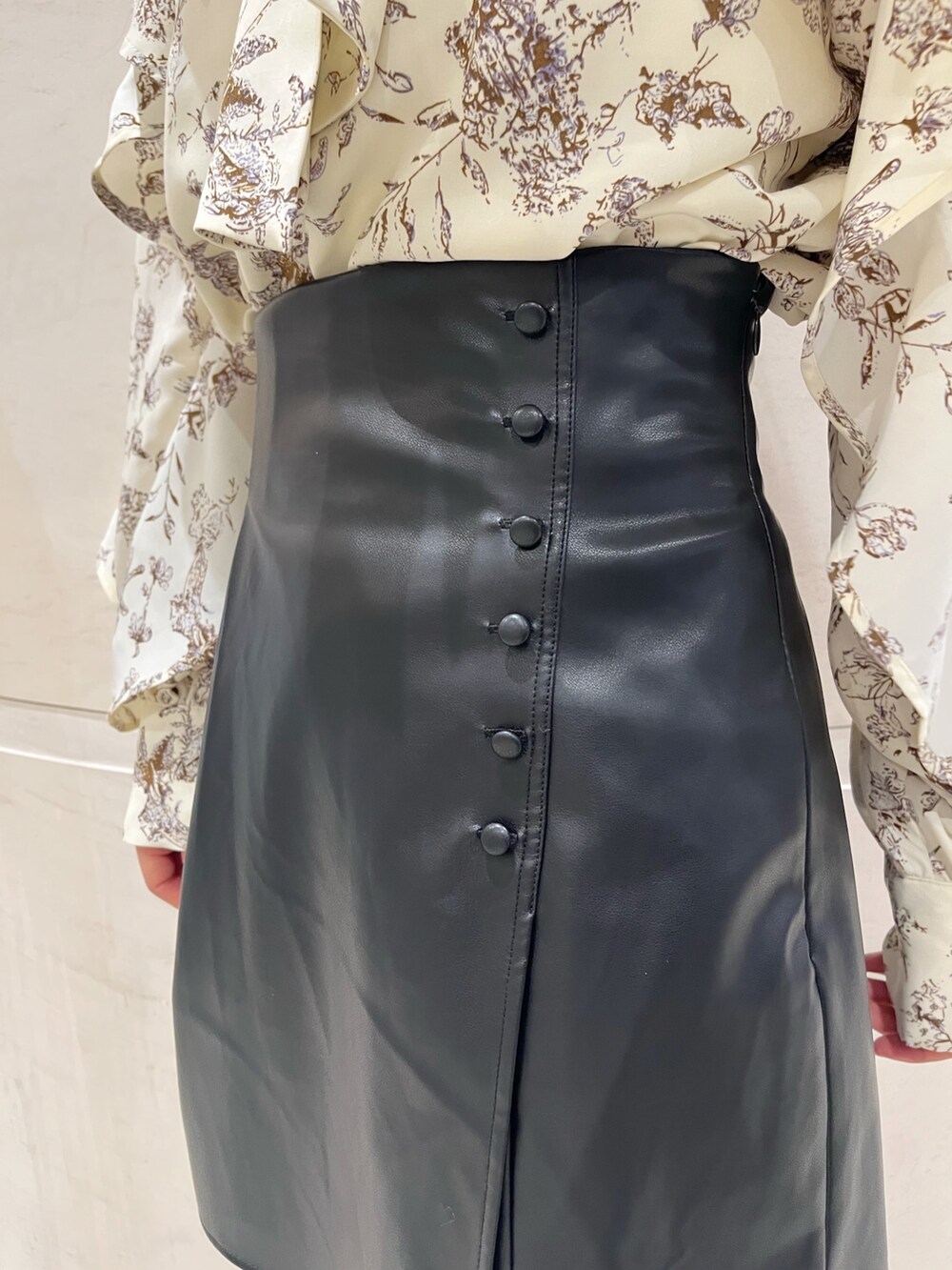 その他のシャツ/ブラウス、ブラック系のスカート、ブラウン系のブーツを着用したレディースの秋コーディネートの9枚目の写真