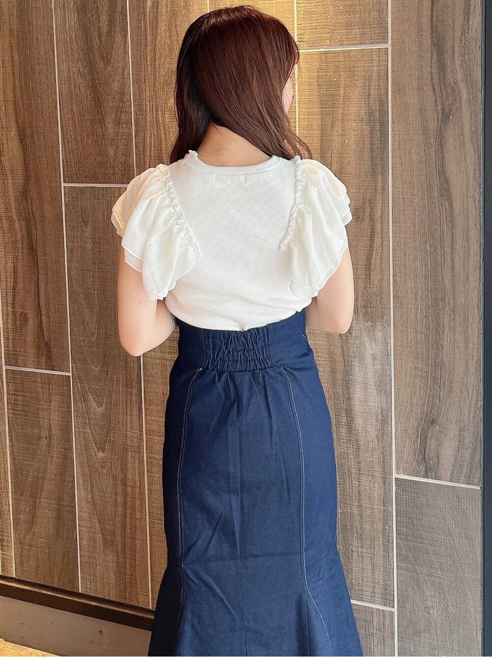 ブルー系のスカート、ホワイト系のTシャツ/カットソー、ホワイト系のパンプスを着用したレディースの夏コーディネートの5枚目の写真