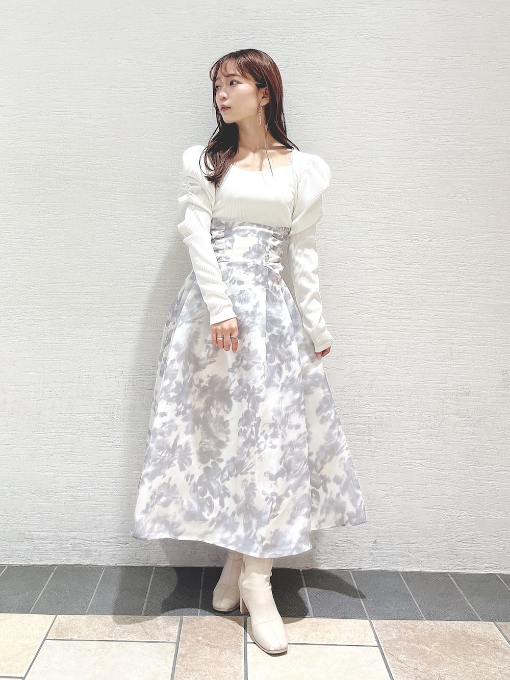 ホワイト系のワンピース、ホワイト系のブーツを着用したレディースの秋コーディネートの2枚目の写真