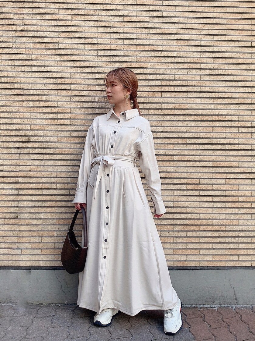 ホワイト系のワンピース、ホワイト系のスニーカーを着用したレディースの春コーディネートの2枚目の写真