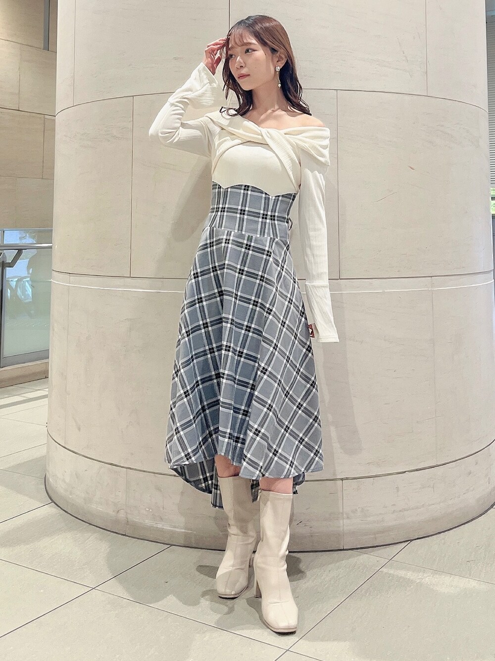 ホワイト系のワンピース、ホワイト系のブーツを着用したレディースの秋コーディネートの5枚目の写真