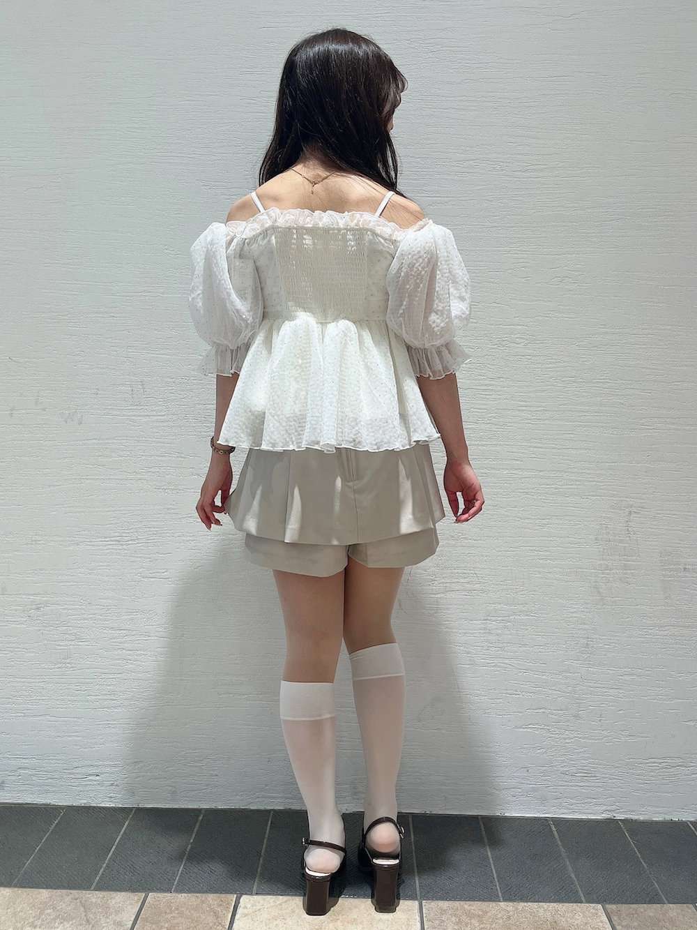 ホワイト系のシャツ/ブラウス、ベージュ系のその他パンツ、ブラウン系のローファーを着用したレディースの春コーディネートの4枚目の写真