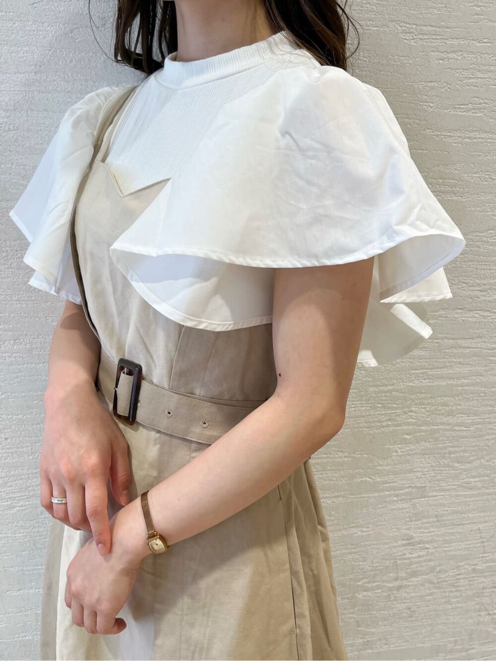 ベージュ系のサンダル、ベージュ系のワンピース、ホワイト系のTシャツ/カットソーを着用したレディースの春コーディネートの6枚目の写真