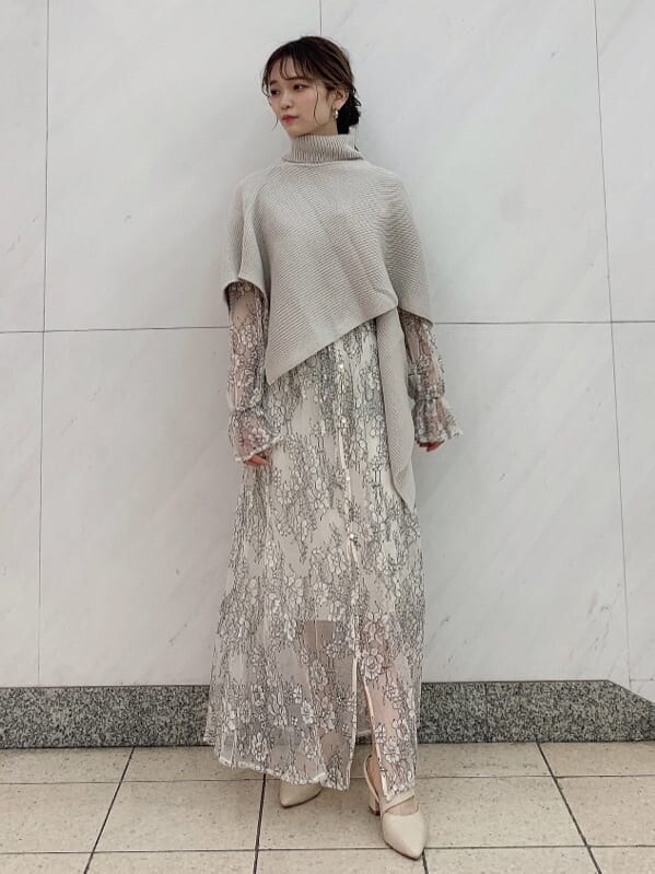 ホワイト系のワンピース、ベージュ系のニット/セーター、ホワイト系のパンプスを着用したレディースの秋コーディネートの5枚目の写真