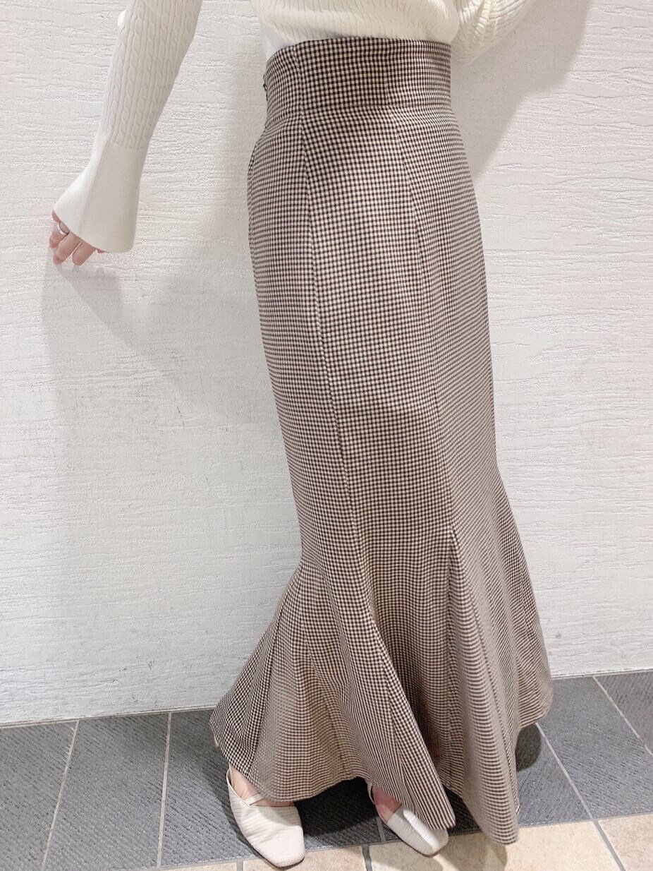 ホワイト系のパンプス、ブラウン系のスカート、ホワイト系のニット/セーターを着用したレディースの夏コーディネートの9枚目の写真