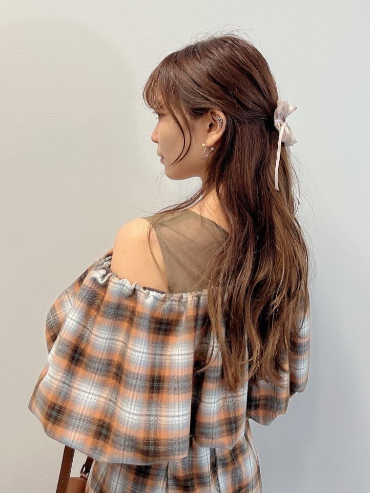 オレンジ系のワンピース、ベージュ系のブーツを着用したレディースの夏コーディネートの7枚目の写真