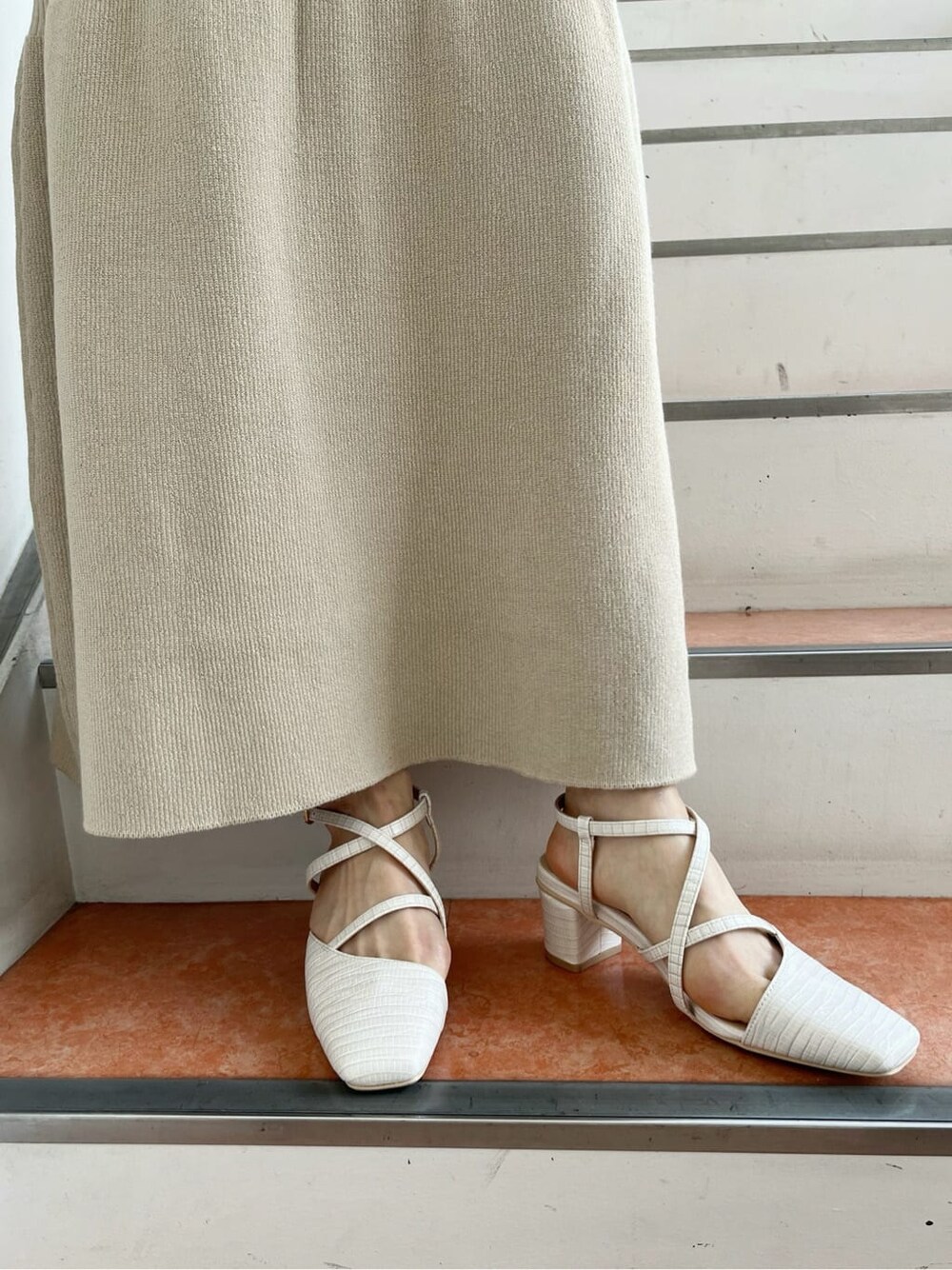 ベージュ系のワンピース、ホワイト系のパンプスを着用したレディースの春コーディネートの10枚目の写真