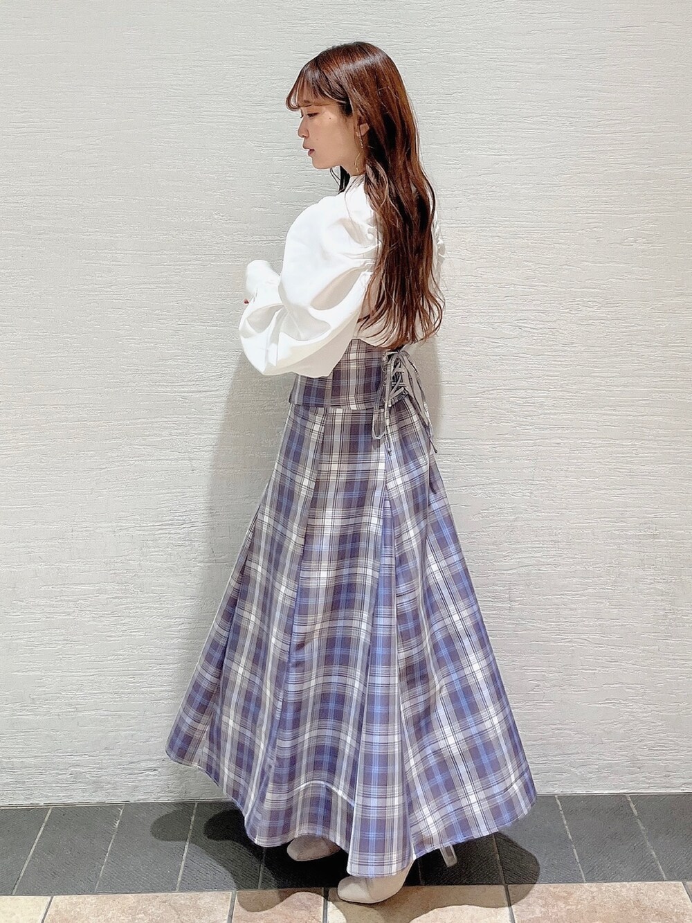 ホワイト系のパンプス、パープル系のスカート、ホワイト系のシャツ/ブラウスを着用したレディースの冬コーディネートの3枚目の写真