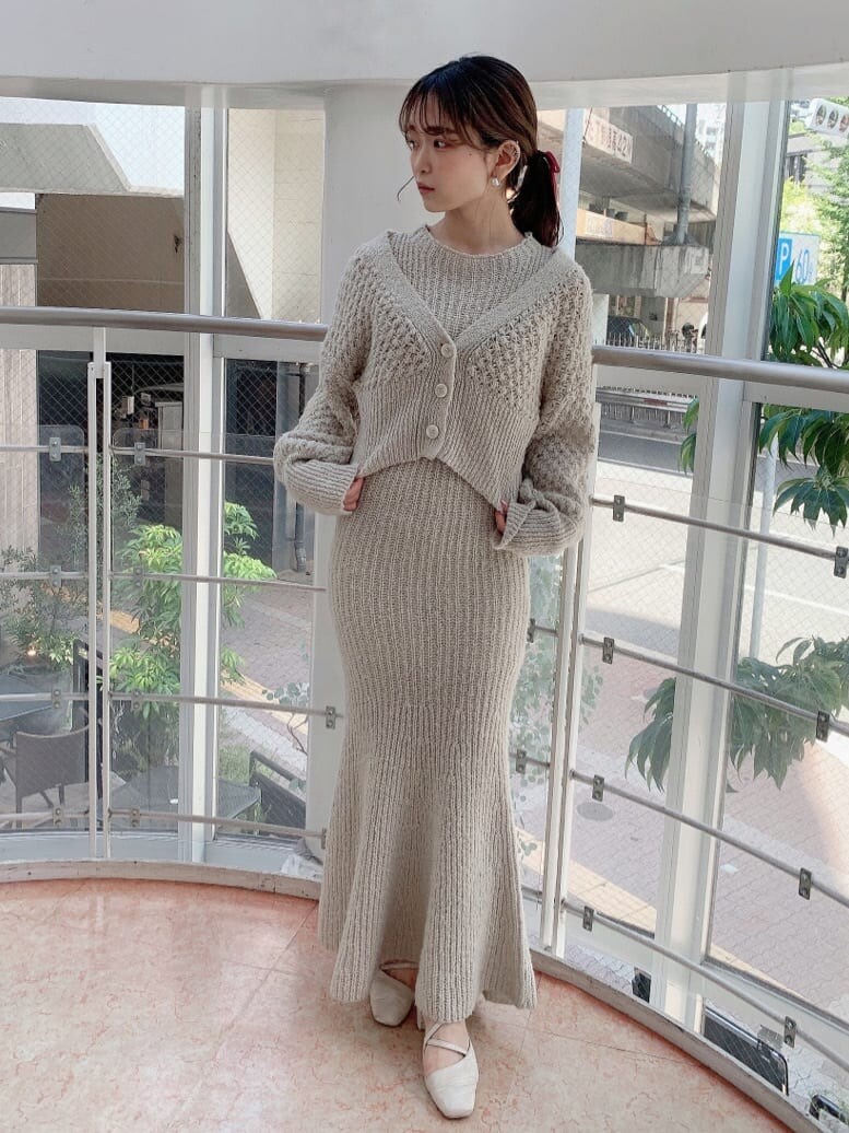 ホワイト系のパンプス、グレー系のワンピースを着用したレディースの夏コーディネートの3枚目の写真