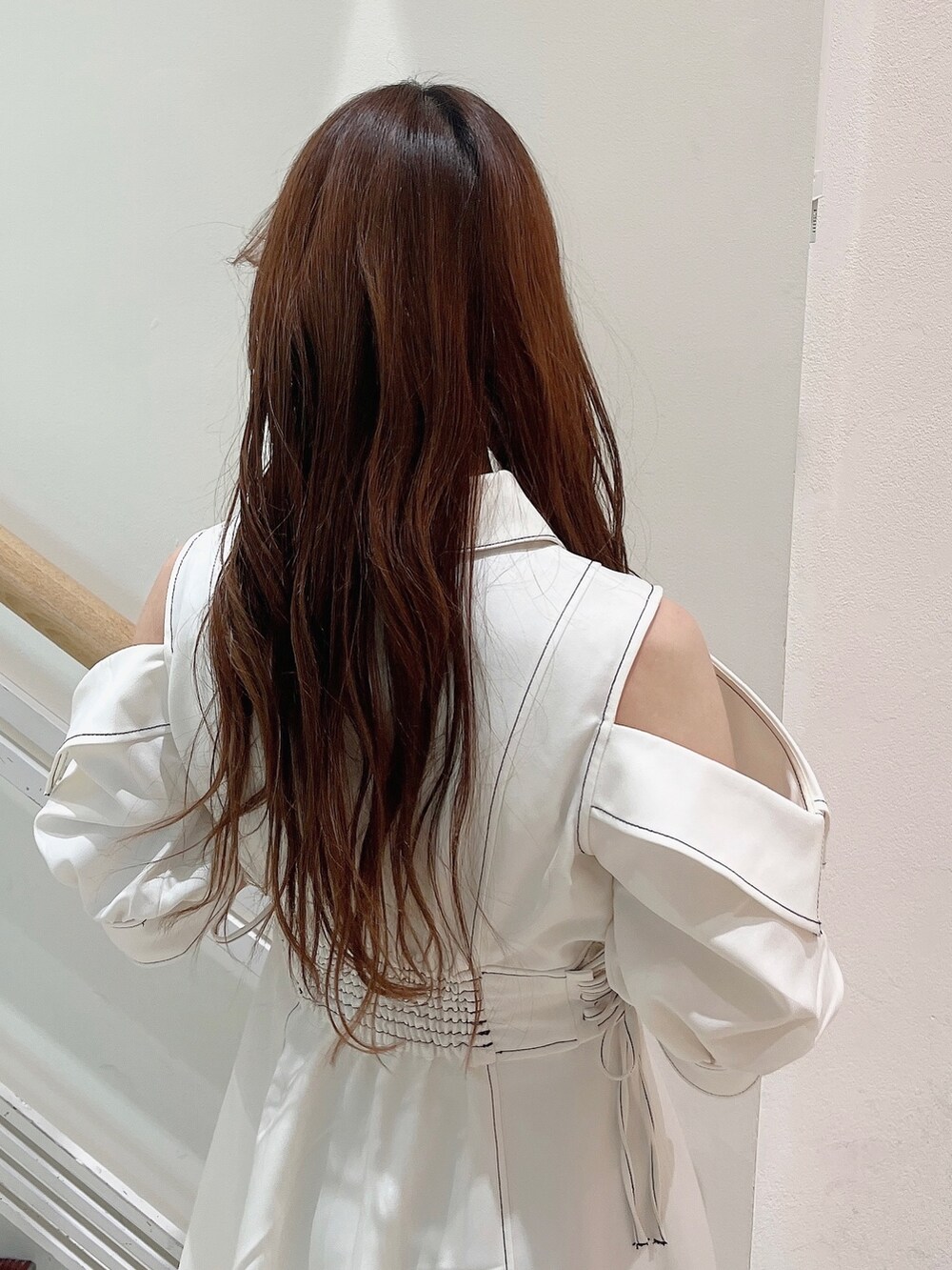 ホワイト系のワンピース、ホワイト系のパンプスを着用したレディースの冬コーディネートの8枚目の写真