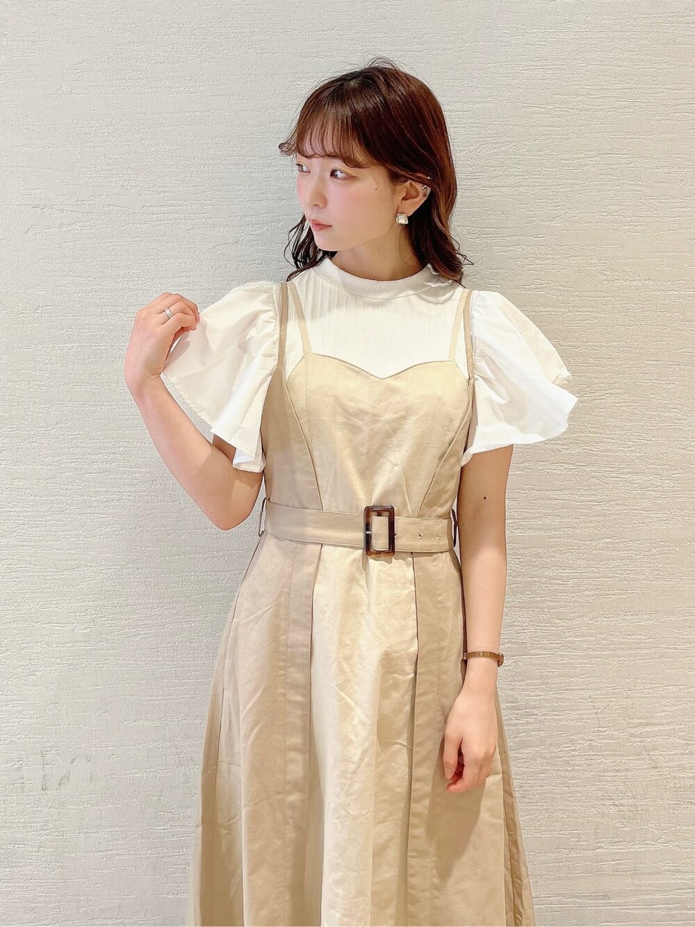 ベージュ系のサンダル、ベージュ系のワンピース、ホワイト系のTシャツ/カットソーを着用したレディースの春コーディネートの4枚目の写真