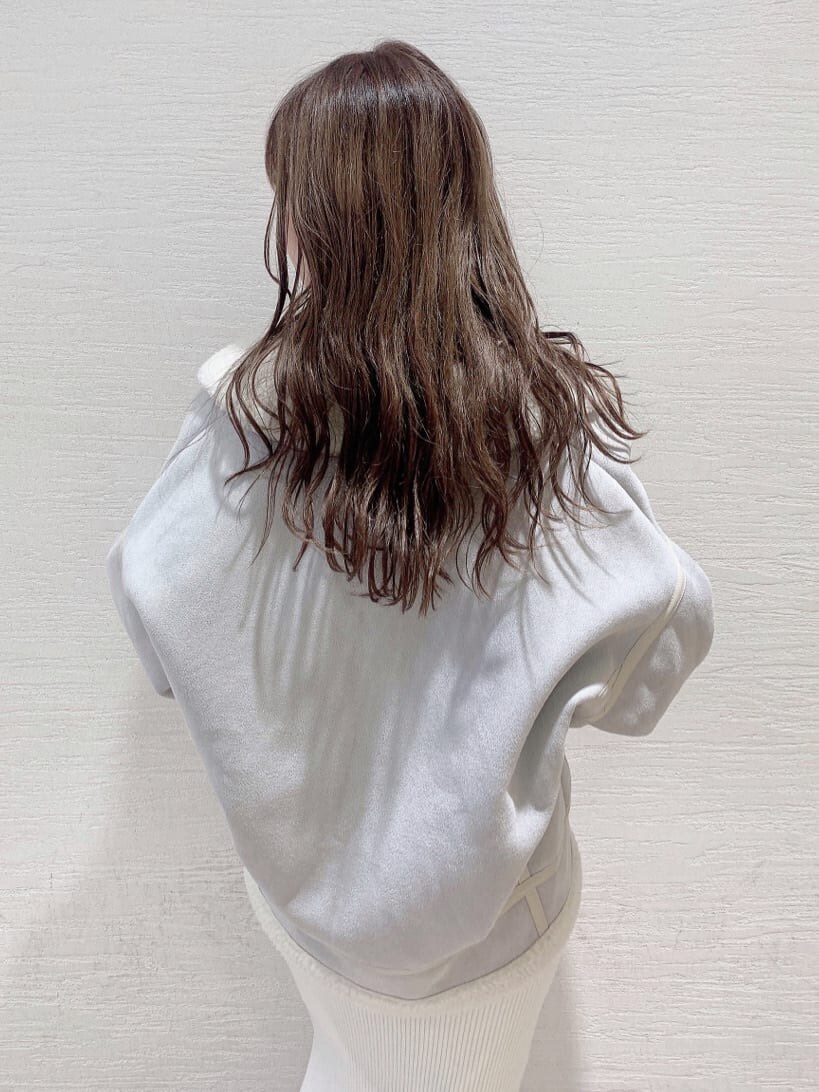 グレー系のブルゾン、ベージュ系のブーツ、ホワイト系のワンピースを着用したレディースの秋コーディネートの8枚目の写真