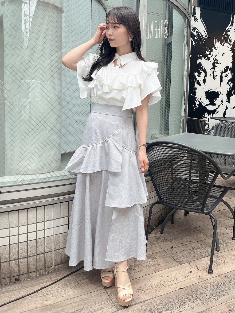 ホワイト系のシャツ/ブラウス、グレー系のスカート、ホワイト系のサンダルを着用したレディースの春コーディネートの4枚目の写真