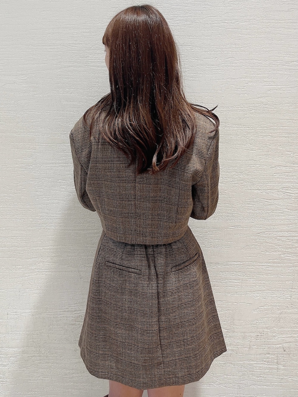 ベージュ系のブーツ、ブラウン系のスカート、ホワイト系のニット/セーターを着用したレディースの秋コーディネートの8枚目の写真