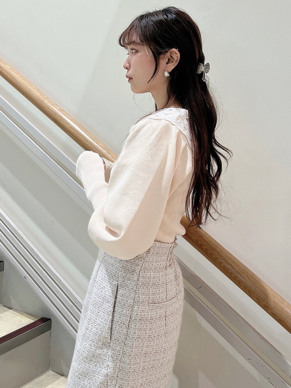 ホワイト系のニット/セーター、ホワイト系のスカート、ベージュ系のブーツを着用したレディースの冬コーディネートの5枚目の写真